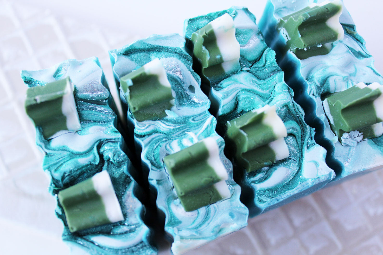 An uplifting clean scent of balsam pine and fraiser fir needle essential oils  top view