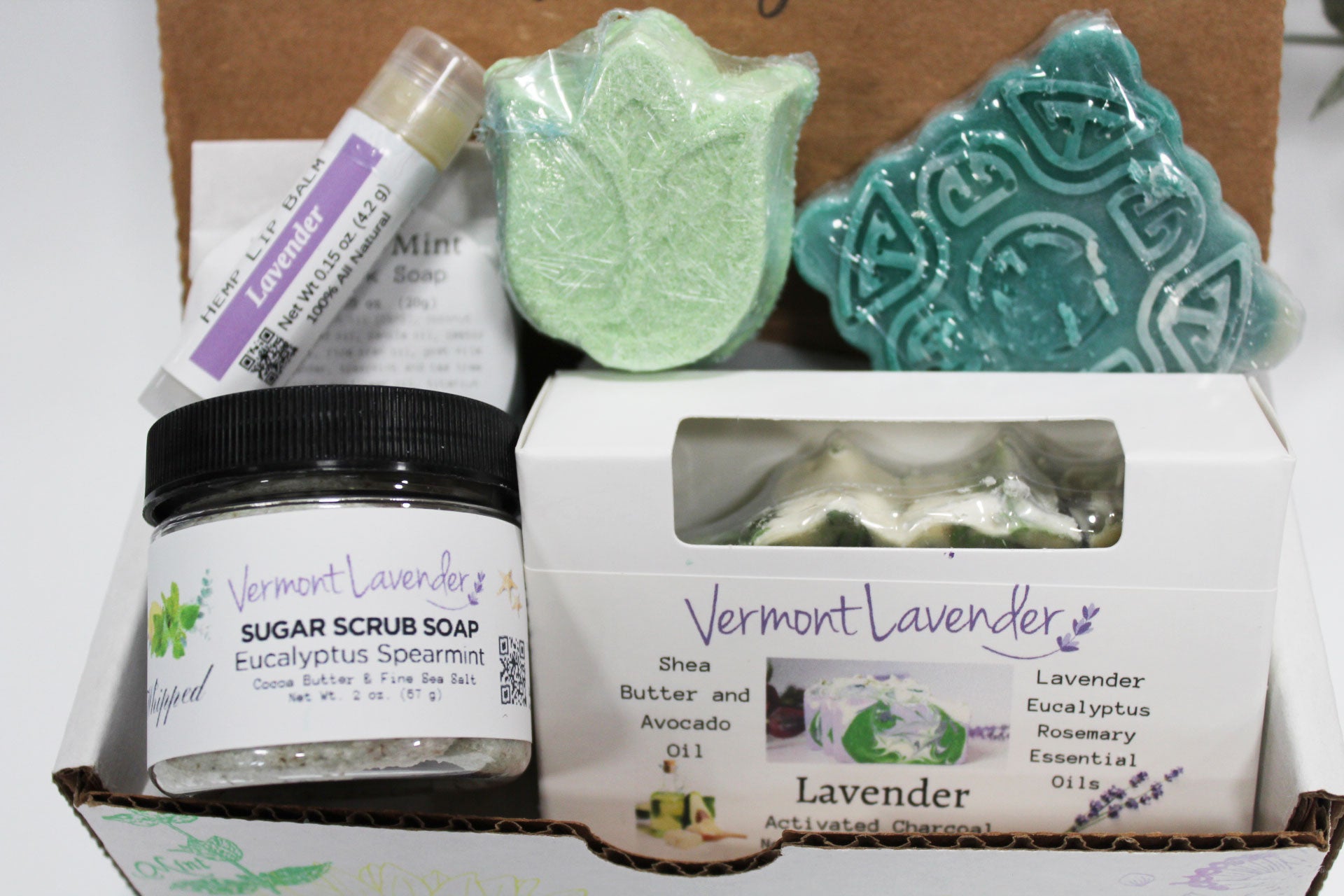 A refreshing, herbal, aromatherapy-inspired holiday gift box filled with eucalyptus, rosemary and calming lavender. Hand-stamped and ready to gift, this set is perfect for winter wellness, stress relief, and everyday self-care.